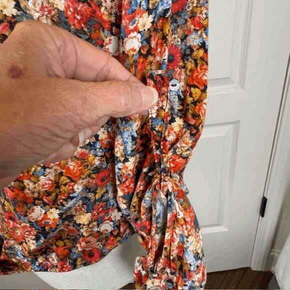 ZARA Floral Print Wrap Look Top High Low Hem Button or Roll Cuffs Size Medium - Picture 4 of 9
